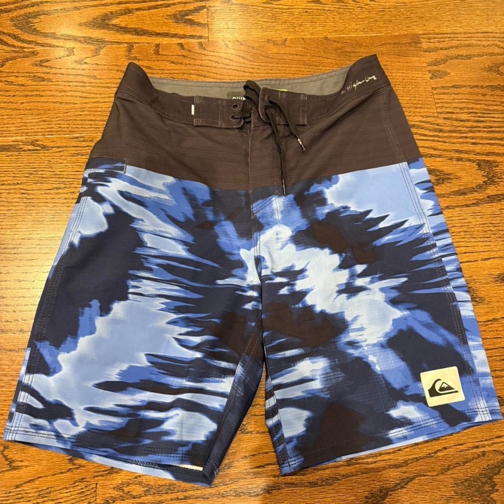 Quicksilver men’s blue tie dye board shorts